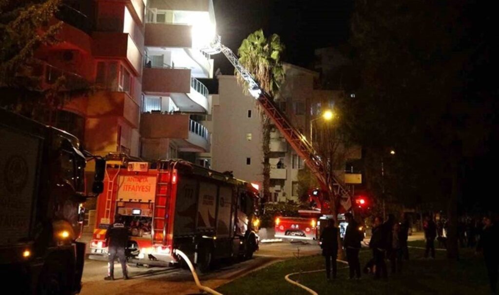 Antalya’da ‘yangın’ paniği: Apartman sakinleri sokağa döküldü